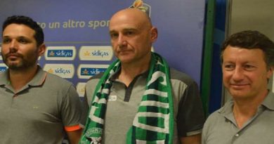Sidigas, De Cesare ed Alberani presentano il nuovo coach: ecco Nenad Vucinic Sidigas, De Cesare ed Alberani presentano il nuovo coach: ecco Nenad Vucinic