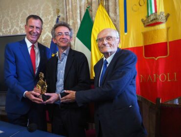 Gaetano Manfredi e Nicola Squitieri, hanno consegnato a Bill De Blasio, il premio “Guido Dorso”