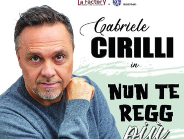 Gabriele Cirilli in Campania con ‘Nun te regg più’: risate e riflessioni al Teatro San Francesco di Scafati e al Teatro Supercinema di Castellammare di Stabia