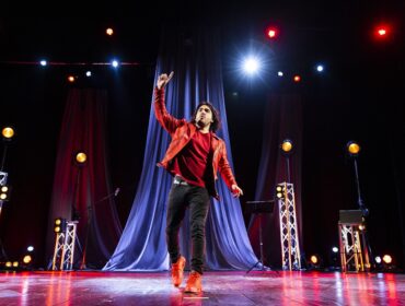 Max Angioni torna in teatro con il nuovo spettacolo “Anche meno”, in scena il 15 maggio a Napoli al teatro Acacia
