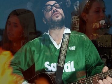 Andrea Pinto, voce dell’outsider e profeta dell’ultima estate, omaggia l’Avellino nel suo Dahlia’s Bar