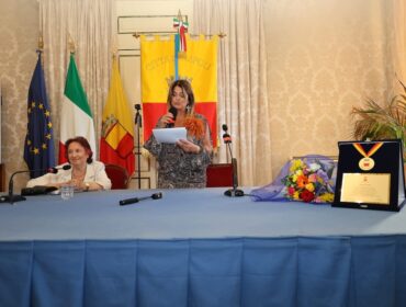 La Città di Napoli celebra Monica Sarnelli: all’artista conferita la Medaglia della Città per i 45 anni di carriera