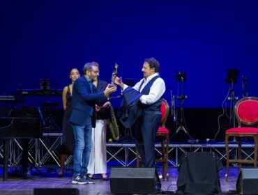 Premio Charlot 2026: il successo della serata al Teatro Verdi tra la musica della Montecarlo Big Band e le emozioni con Enrico Brignano
