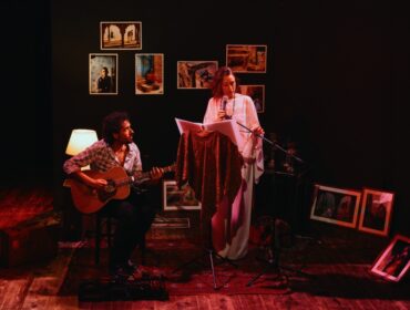 “Cartoline, destini d’incontro” di Marilena Vitale in scena domenica 4 ottobre alla Sala Assoli Moscato di Napoli