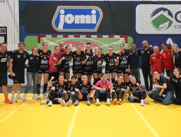 Handball – La Jomi Salerno soffre, rimonta e vince: 32-28 contro Nuoro