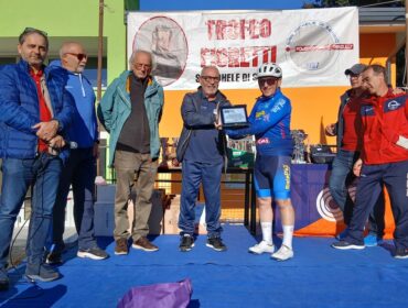 Angelo Ruocco, orgoglio del ciclismo atripaldese: il CSI provinciale gli consegna una targa per i successi conquistati