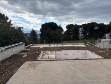 Abusi edilizi in zona residenziale: la Polizia Municipale sequestra una piscina priva di autorizzazioni