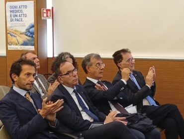 Convegno a Napoli su “Medicina, umanità e crisi”: l’intervento del presidente Manzi, «Il medico persegue la pace»