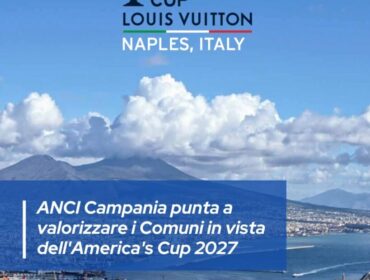 Un confronto proficuo e costruttivo, caratterizzato da grande disponibilità, attenzione e reciproca soddisfazione. È questo il bilancio dell’incontro tra la delegazione del direttivo regionale di ANPCI Campania e l’assessore regionale all’Agricoltura, Maria Carmela Serluca. La delegazione del direttivo ANPCI, rappresentativa delle cinque province campane e guidata dal presidente regionale Zaccaria Spina e dal vicepresidente nazionale Arturo Manera, era composta dai sindaci Michele Siravo di Atrani, Giovanni Milo di Furore, Rocco Landi di Valle Agricola, Alfredo Rosalba di Casola di Napoli, Giuseppe Moriello di San Nicola Baronia, Emilio Salvatore di Casalbore, Nicola Norcia di Greci e Angelo Marino di San Marco dei Cavoti, oltre al vicesindaco di San Pietro Infine, Pasquale Perrone.  Nel corso dell’incontro è stata consegnata all’assessore la piattaforma programmatica dell’ANPCI, articolata intorno a quattro direttrici fondamentali: ascolto, concertazione e coinvolgimento dei Comuni di minori dimensioni nelle scelte regionali; semplificazione e differenziazione delle procedure amministrative; una legge regionale specificamente dedicata ai Comuni fino a 5.000 abitanti; decentramento delle competenze e accelerazione dei procedimenti relativi a pareri e autorizzazioni.  Un documento che punta a rafforzare il ruolo dei piccoli enti locali, troppo spesso chiamati ad affrontare sfide complesse con risorse umane e strumenti amministrativi insufficienti, pur rappresentando un presidio indispensabile per la tutela del territorio, lo sviluppo economico e la tenuta sociale delle comunità.  Particolarmente apprezzata dai rappresentanti dell’associazione è stata la disponibilità manifestata dall’assessore Serluca, che ha illustrato con chiarezza l’attuale fase della programmazione regionale, caratterizzata dal completamento degli interventi e della spesa già avviati. L’attenzione si è quindi concentrata soprattutto sulle prospettive della nuova programmazione, che prenderà forma a breve e rispetto alla quale potrà svilupparsi un’interlocuzione concreta sulle priorità dei piccoli Comuni e delle aree rurali.  Numerosi i temi affrontati, a cominciare dalla necessità di rafforzare le filiere corte e valorizzare le produzioni agricole locali, favorendo un rapporto più diretto tra produttori e consumatori e creando condizioni capaci di migliorare la redditività delle imprese.  È emersa anche l’esigenza di promuovere una nuova cultura dello sviluppo territoriale, fondata su un approccio più moderno e integrato, sulla collaborazione tra istituzioni e operatori economici e su una maggiore consapevolezza delle opportunità offerte dalle risorse locali.  Un’attenzione specifica è stata riservata al ruolo dei piccoli Comuni, che devono essere adeguatamente sostenuti con l’obiettivo di consentire agli enti locali di diventare sempre più efficaci nel supportare le imprese agricole, favorire gli investimenti e accompagnare i processi di crescita delle economie rurali.  Nel corso del confronto è stata inoltre sottolineata l’importanza di sostenere gli interventi per migliorare l’accessibilità e la fruibilità dei fondi agricoli, agevolare le attività produttive, favorire la manutenzione del territorio e contribuire alla salvaguardia del reddito degli agricoltori. Questioni decisive soprattutto nelle aree interne, dove la permanenza delle attività agricole rappresenta anche un fondamentale argine all’abbandono e allo spopolamento.  «Abbiamo riscontrato con grande soddisfazione una disponibilità autentica e concreta da parte dell’assessore Serluca, che ringraziamo per l’attenzione, la sensibilità e la chiarezza con cui ha affrontato le questioni sottoposte alla sua attenzione – dichiarano Zaccaria Spina e Arturo Manera –. È stato un incontro particolarmente positivo, che ci ha consentito non soltanto di rappresentare le esigenze dei nostri territori, ma anche di comprendere meglio la fase che sta attraversando la programmazione regionale. Sappiamo che attualmente si sta lavorando al completamento degli interventi e della spesa già avviati. Proprio per questo riteniamo importante avviare fin da ora un confronto in vista della nuova programmazione, affinché le istanze dei piccoli Comuni possano trovare il giusto spazio».  «Le nostre comunità – proseguono Spina e Manera – hanno bisogno di risorse, ma anche di strumenti adeguati, procedure più semplici e un sostegno concreto per accompagnare le imprese e favorire gli investimenti. L’agricoltura è una componente essenziale dell’economia dei nostri territori, ma svolge anche una funzione insostituibile nella manutenzione del paesaggio, nella tutela ambientale e nella salvaguardia della coesione sociale. Occorre creare le condizioni affinché le attività agricole possano continuare a produrre reddito e rappresentare un’opportunità di sviluppo, soprattutto per le nuove generazioni».  L’incontro si è concluso con l’impegno a mantenere aperto un canale di interlocuzione stabile, attraverso successivi appuntamenti di aggiornamento e approfondimento, anche in relazione all’evoluzione della nuova programmazione regionale.  Da entrambe le parti è stata espressa soddisfazione per l’esito della riunione e per il clima di collaborazione instaurato, con la volontà di dare continuità a un confronto che possa tradursi in iniziative concrete a beneficio dei piccoli Comuni, delle imprese agricole e delle comunità locali