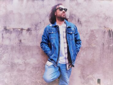 Radio Mist: Andrea Pinto ridefinisce i confini della musica d’autore con un manifesto rock-blues contro le dittature occulte e il declino della democrazia