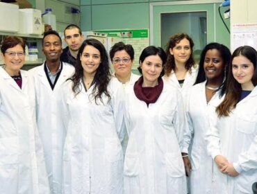 Lesioni del midollo spinale, la ricerca continua su un chip: l’Istituto Mario Negri lancia una raccolta fondi a supporto della ricerca